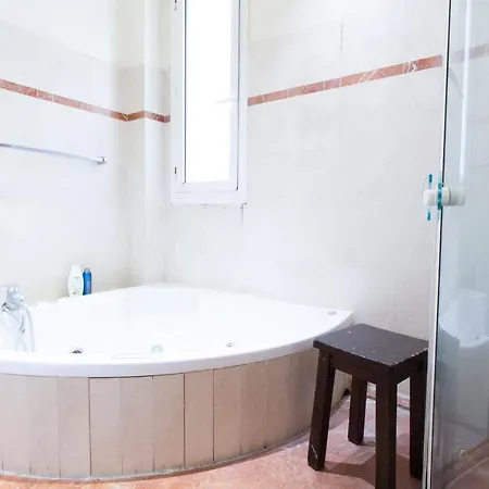 Spacious Apt At The Trocadero