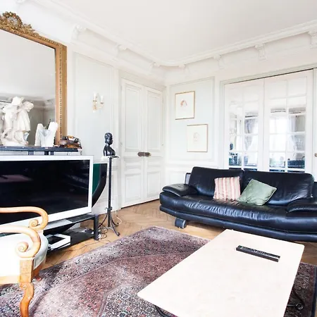 Spacious Apt At The Trocadero